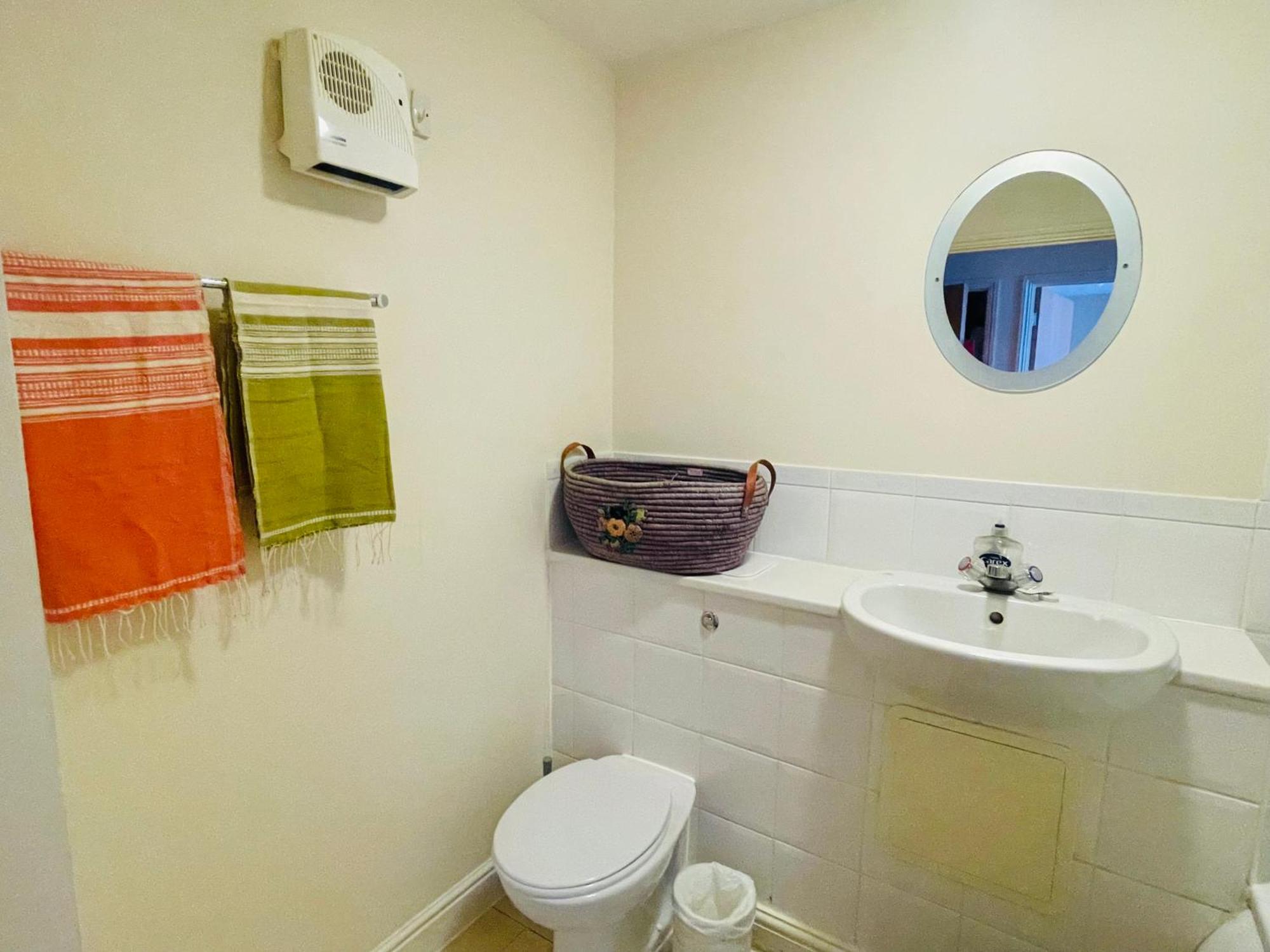 Bright Fun Relaxing Apartment In The Heart Of إبسوم المظهر الخارجي الصورة